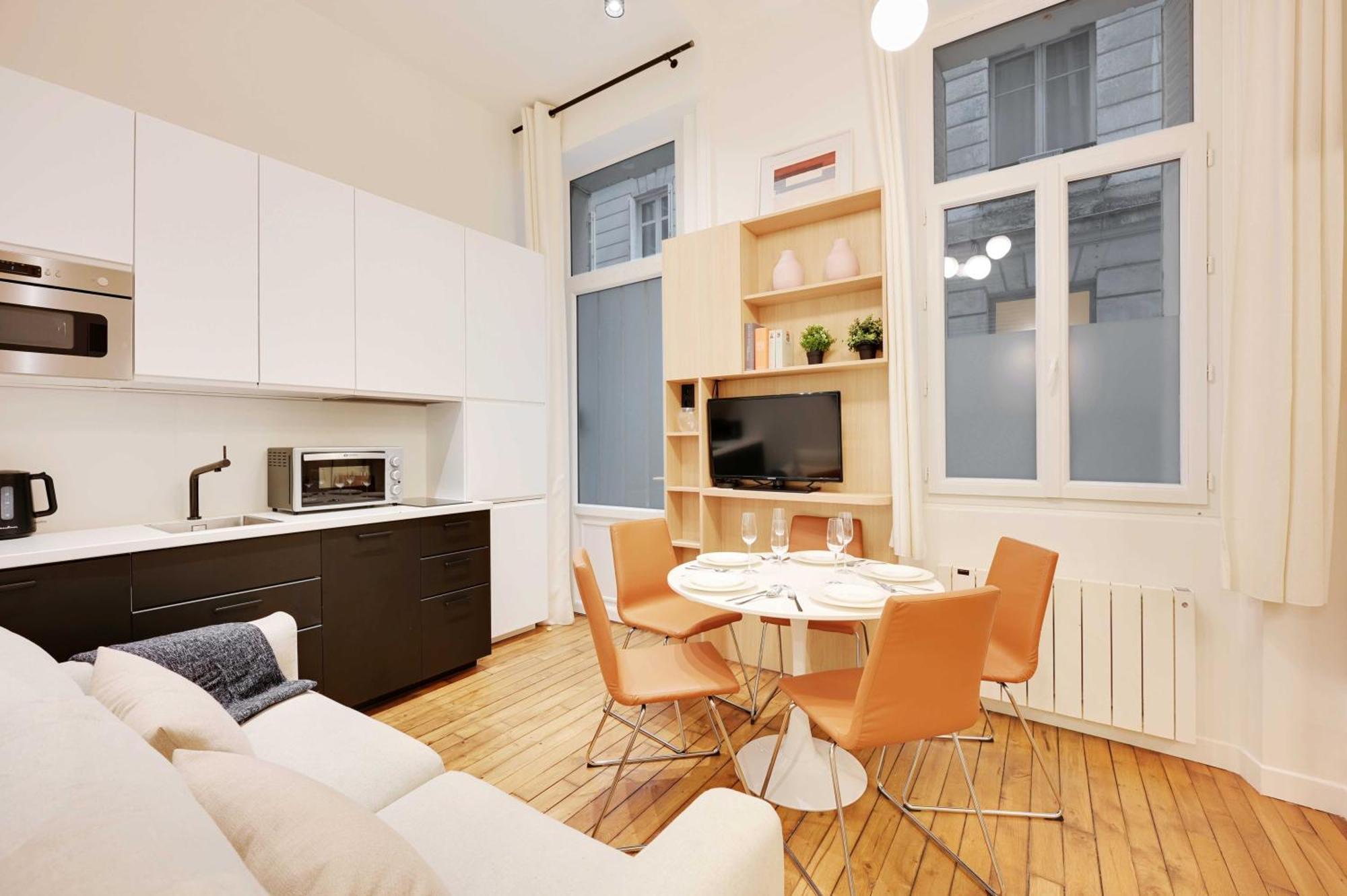 Beautiful -1br-4p- Tour Eiffel - Invalides Apartment