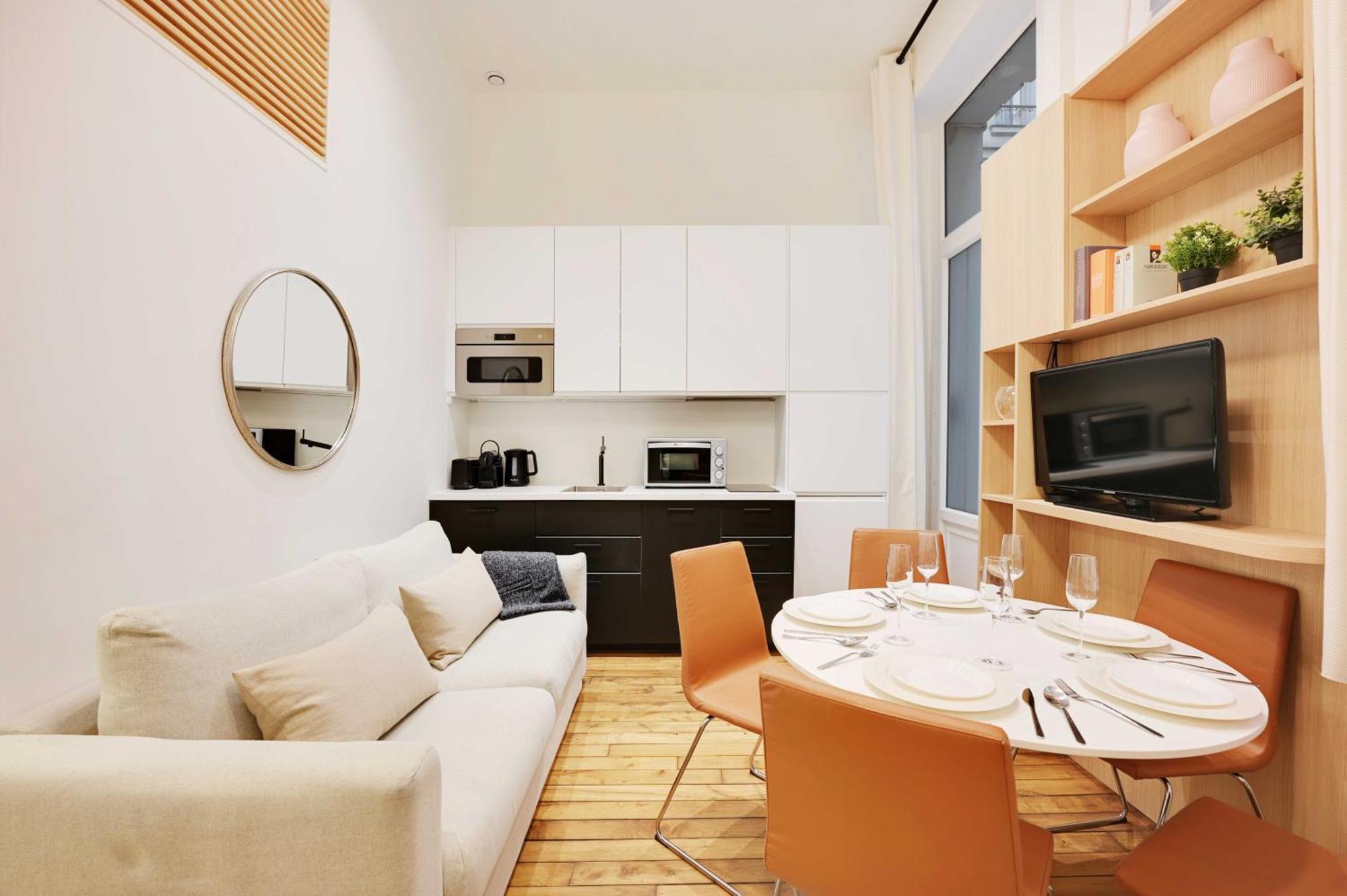 Beautiful -1br-4p- Tour Eiffel - Invalides Apartment